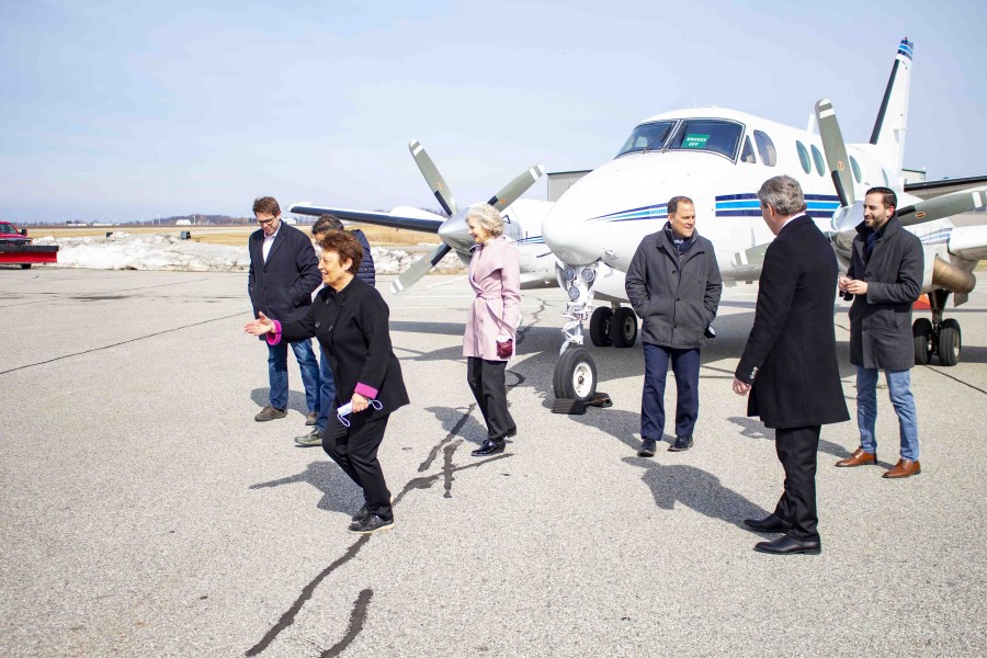 Lord Mayor Betty Disero, Robin Garrett, Dan Pilon and other politicians prepare for a photo-op at the airport. (Evan Saunders)