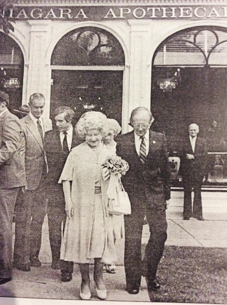 Queen Mother walks with with NOTL Lord Mayor Wilbert Dick. (NOTL Museum)