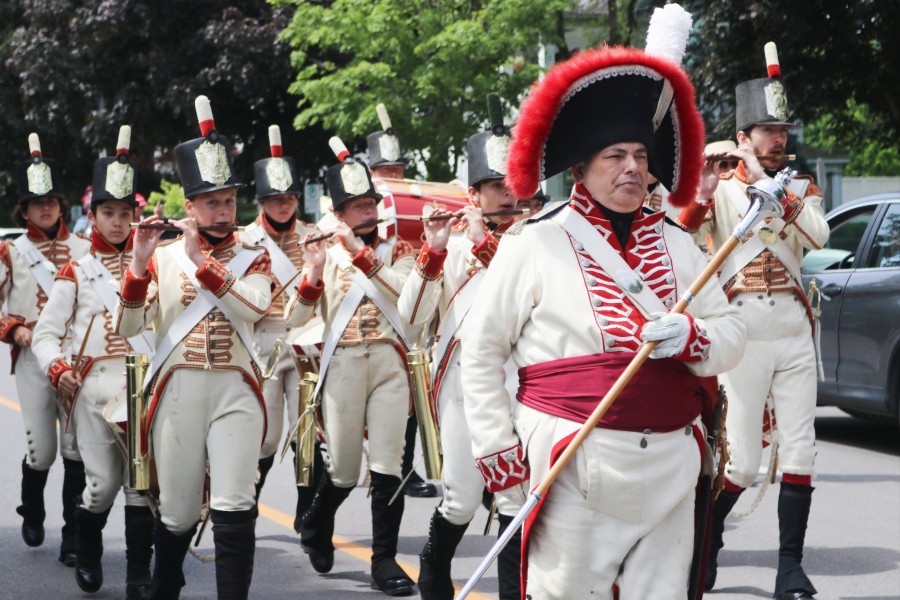 41st Regiment Fife and Drum Corps parade through the Old Town. (Dariya Baiguzhiyeva/Niagara Now)