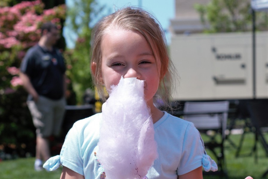 Bella Doan, 5, enjoys some cotton candy last Saturday. (Brittany Carter/Niagara Now)