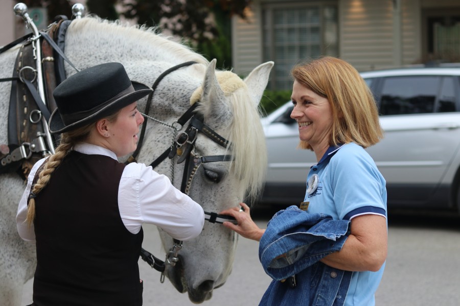 Abby Moran of Sentineal Carriages, left, and Donna Corcoran, a Sparks guide. (Dariya Baiguzhiyeva/Niagara Now)