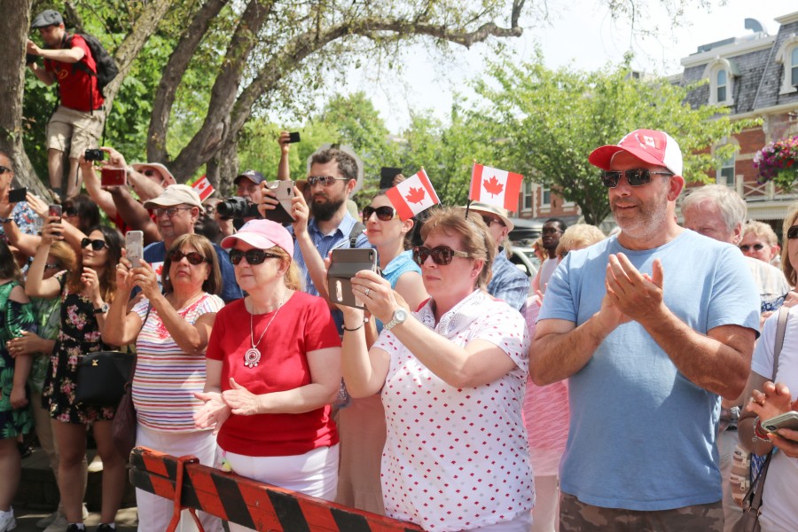 Crowd at Simcoe Park takes photos of the huge Canada Day cake. (Dariya Baiguzhiyeva/Niagara Now)