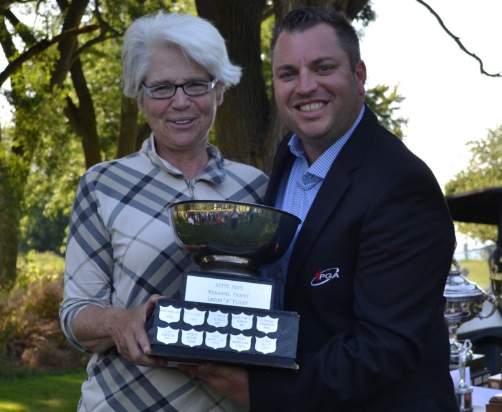 Women's A flight champion Ginny Green, with pro Billy Simkin. (Kevin MacLean/Niagara Now)