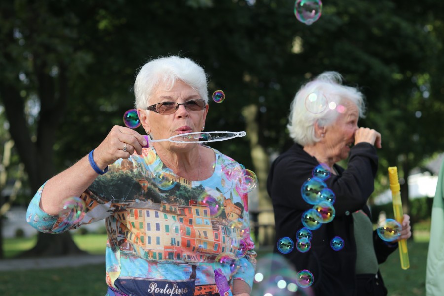Marlene Bridgman blows bubbles. (Dariya Baiguzhiyeva/Niagara Now)