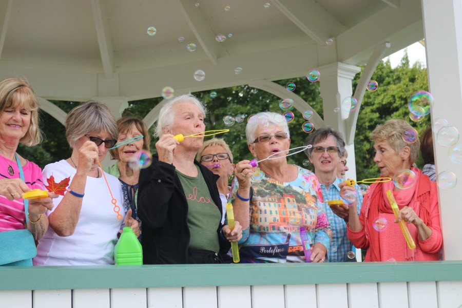 Members of a local walking group blow bubbles in support of people withpulmonary fibrosis. (Dariya Baiguzhiyeva/Niagara Now)