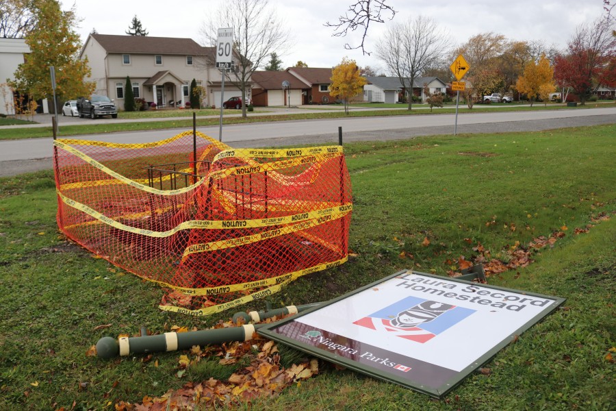 A fallen Laura Secord Homestead sign. (Dariya Baiguzhiyeva/Niagara Now)