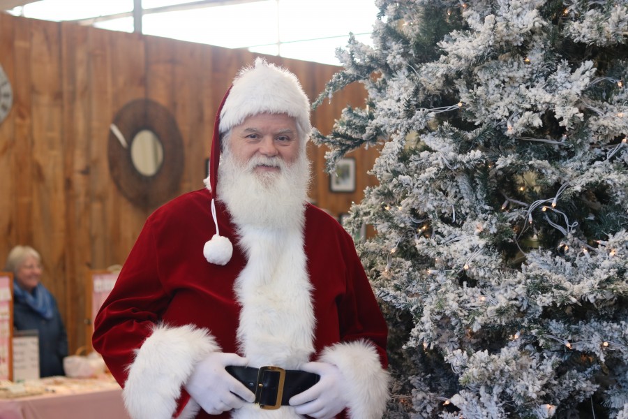 Santa Claus was on hand, posing for photos and entertaining children and adults alike. (Dariya Baiguzhiyeva/Niagara Now)