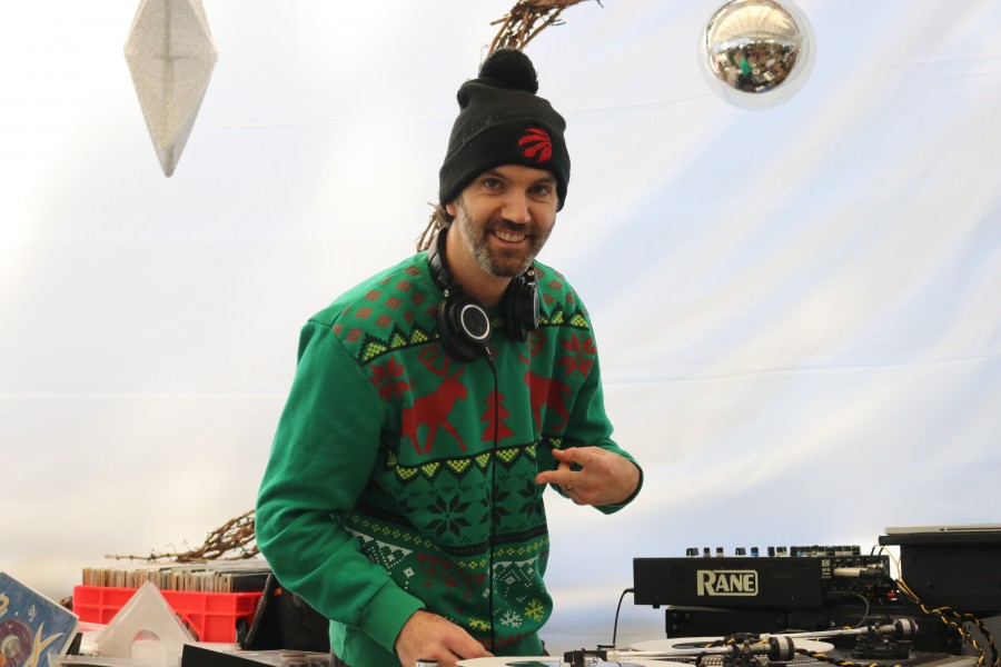 Bryn Garwood DJ Tanner entertains market visitors. (Dariya Baiguzhiyeva/Niagara Now)