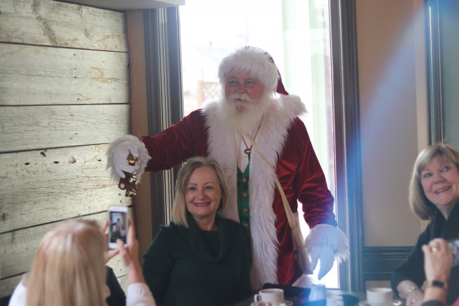 Doreen Cox poses for a photo with Santa. (Dariya Baiguzhiyeva/Niagara Now)