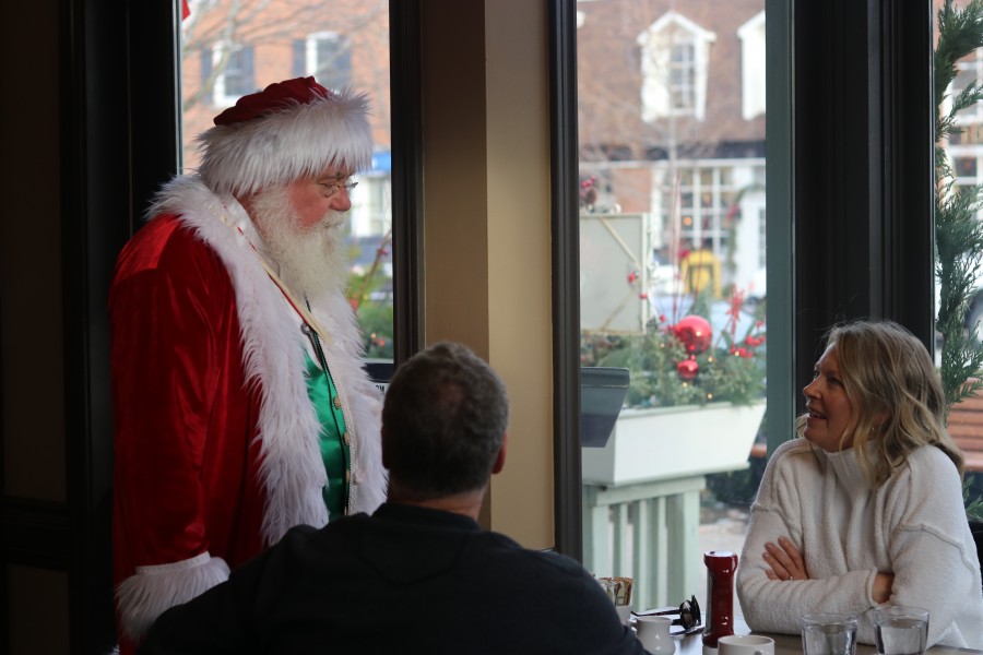 Santa strikes a conversation with Markham residents Denise and Gordon Sharp. (Dariya Baiguzhiyeva/Niagara Now)
