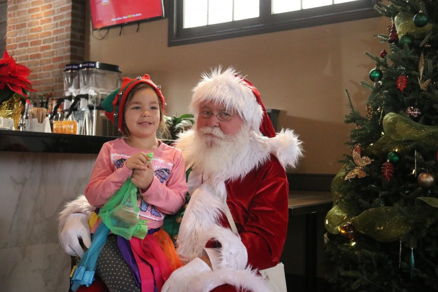 Laura Lynn Paonessa, 5, sits on Santa's lap. (Dariya Baiguzhiyeva/Niagara Now)