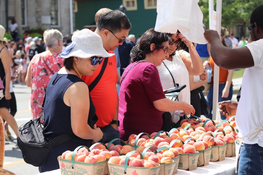 There were lots of peaches and peach-flavoured foods at the festival. (Dariya Baiguzhiyeva/Niagara Now)