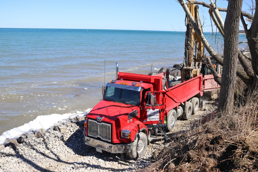 The restoration works on Lake Ontario have been going on since April 2018. (Dariya Baiguzhiyeva/Niagara Now)