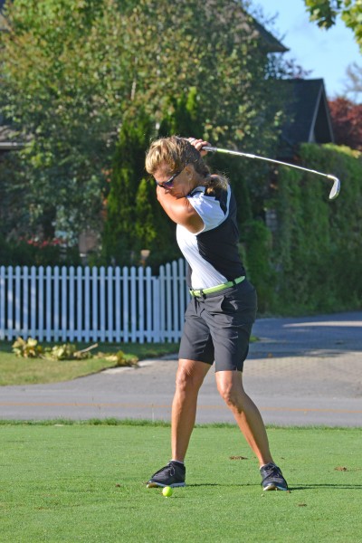 Louise Robitaille sends her tee shot to the green, beating the pro. (Kevin MacLean photo)
