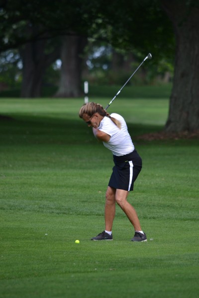 Louise Robitaille hits her approach shot on the par 4 17th hole. (Kevin MacLean/Niagara Now)