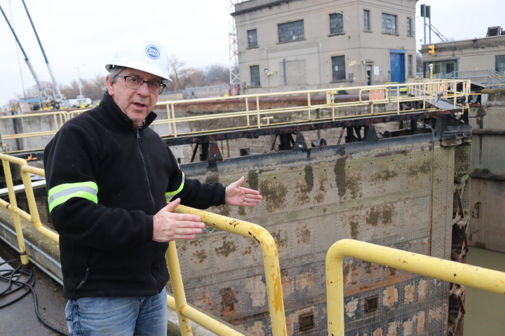 Jim Wheeler explains the draining process of the Welland Canal. (Dariya Baiguzhiyeva/Niagara Now)