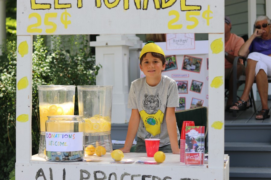 Morgan Mitchell sells lemonade. (Dariya Baiguzhiyeva/Niagara Now)