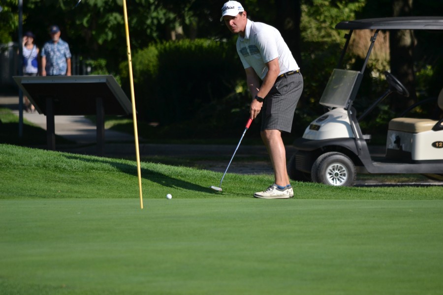 Sean Simpson watches his birdie putt attempt on the 18th hole. (Kevin MacLean/Niagara Now)