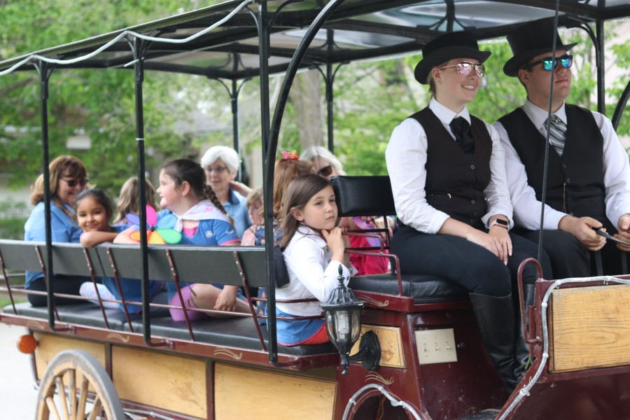 Sentineal Carriages offered a free ride for NOTL Sparks at the girl guides' final party on Monday. (Dariya Baiguzhiyeva/Niagara Now)