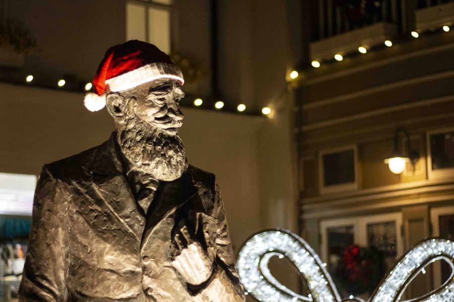 Even the statue of Shaw is getting into the holiday spirit. (Richard Harley/Niagara Now)