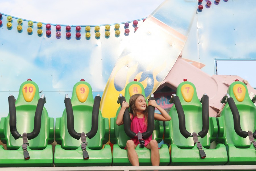 Sophia Bradley, 9, rides the Wave Rider. (Dariya Baiguzhiyeva/Niagara Now)