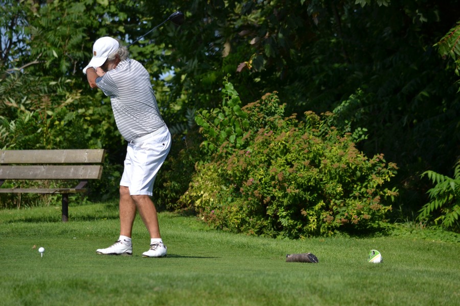 Stephen Warboys hits his tee shot on the 17th hole. (Kevin MacLean/Niagara Now)