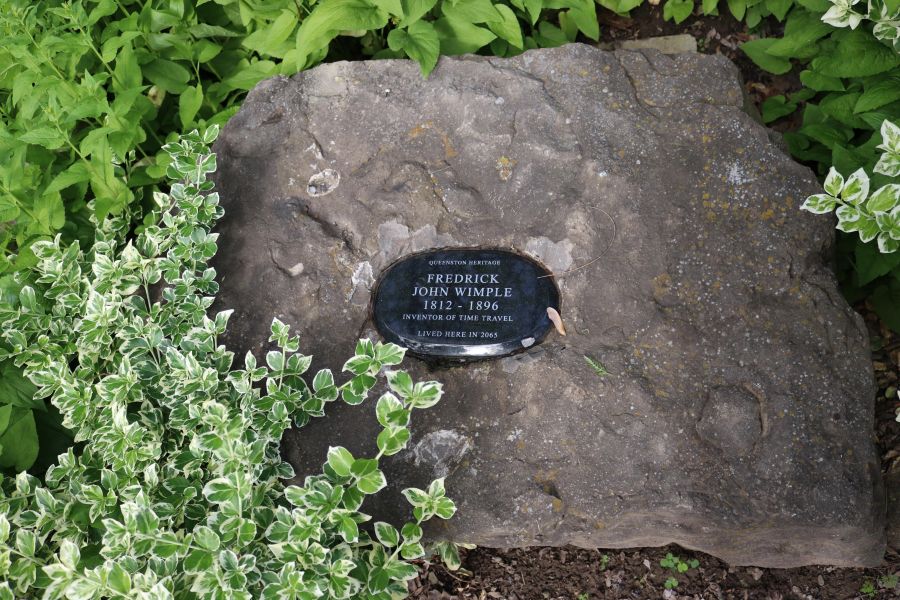  Time traveller stone on Queenston Street. (Dariya Baiguzhiyeva/Niagara Now)