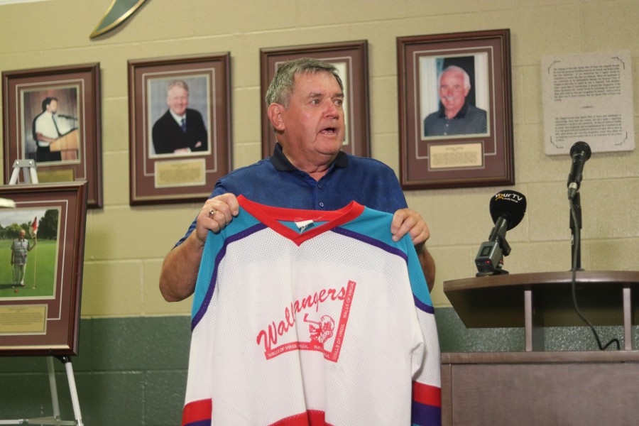 Ward Simpson shows the Wallbangers hockey team's jersey. (Dariya Baiguzhiyeva)