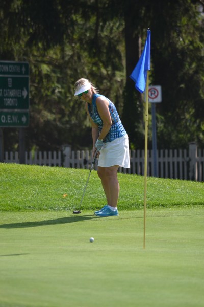 Yolanda Henry, this year's senior women's champ, putts on the 17th hole. (Kevin MacLean/Niagrara Now)