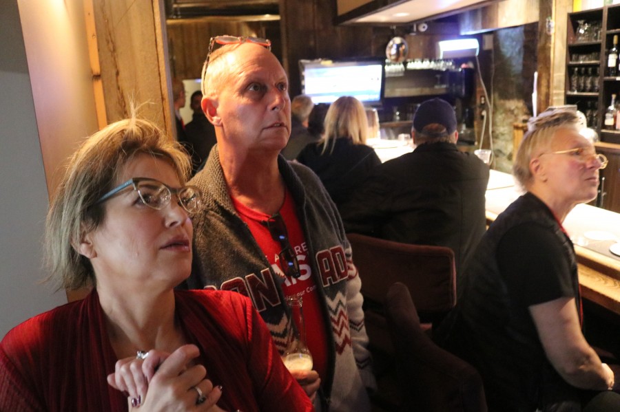 Heidi Schneiderman and Joe Kwasniak watch live results roll in at the Liberal party held at Old Stone Inn Boutique Hotel. (Dariya Baiguzhiyeva/Niagara Now)