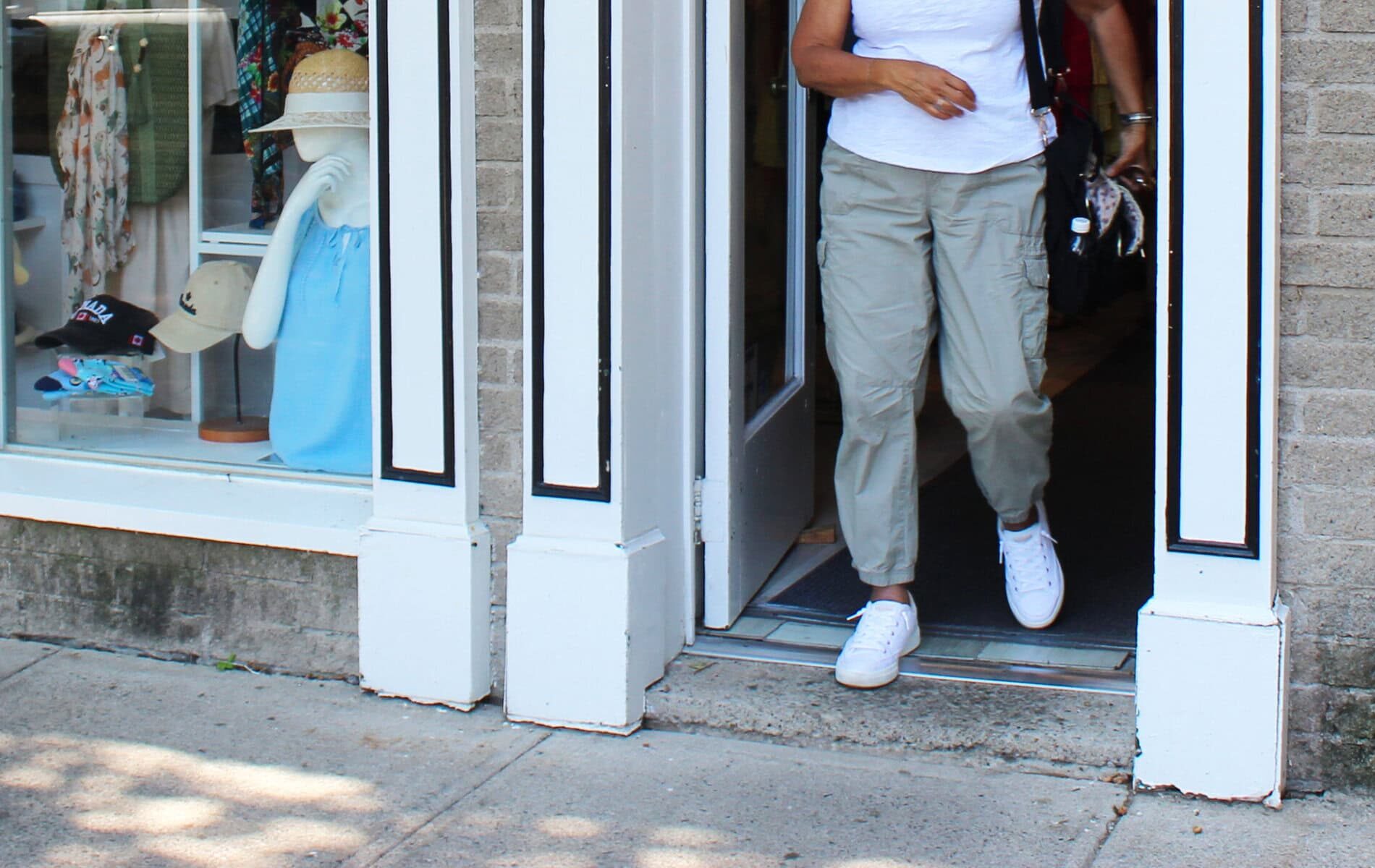 For some, a single step can be a big barrier: the entrances to many businesses on Queen Street have a single step of this kind to enter the store. Store managers and shopkeepers in Old Town that spoke with The Lake Report said they admit this can be a problem for some visitors, like those using mobility devices.