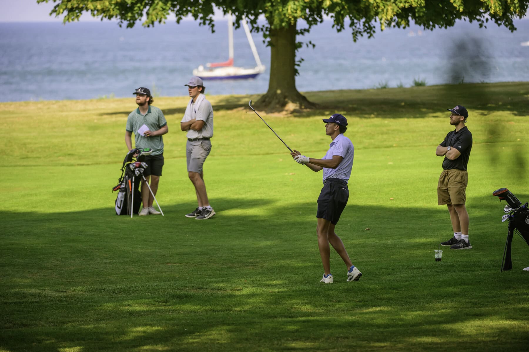 Junior competitors play the 10th hole.