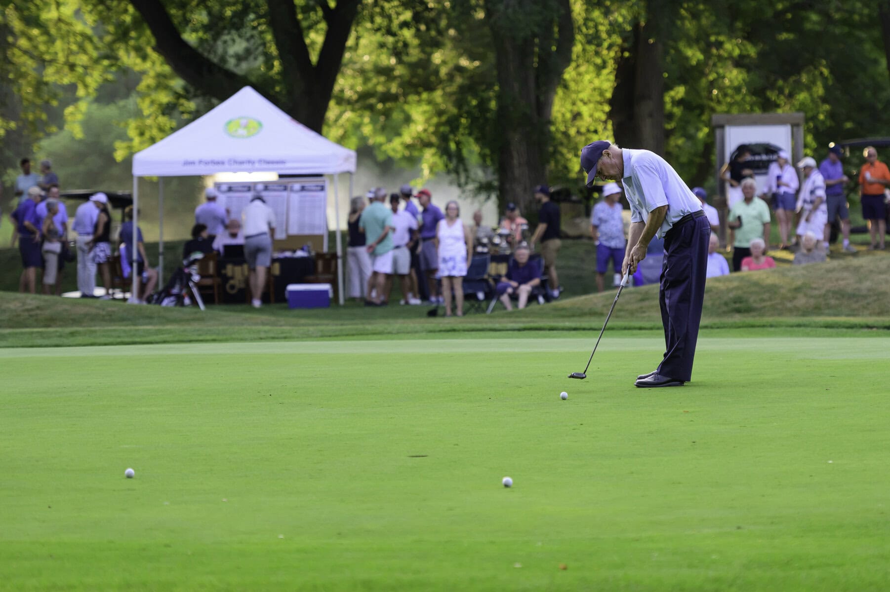 Rick Janes finishes his Sunday round with a crowd looking on from the sidelines. 
