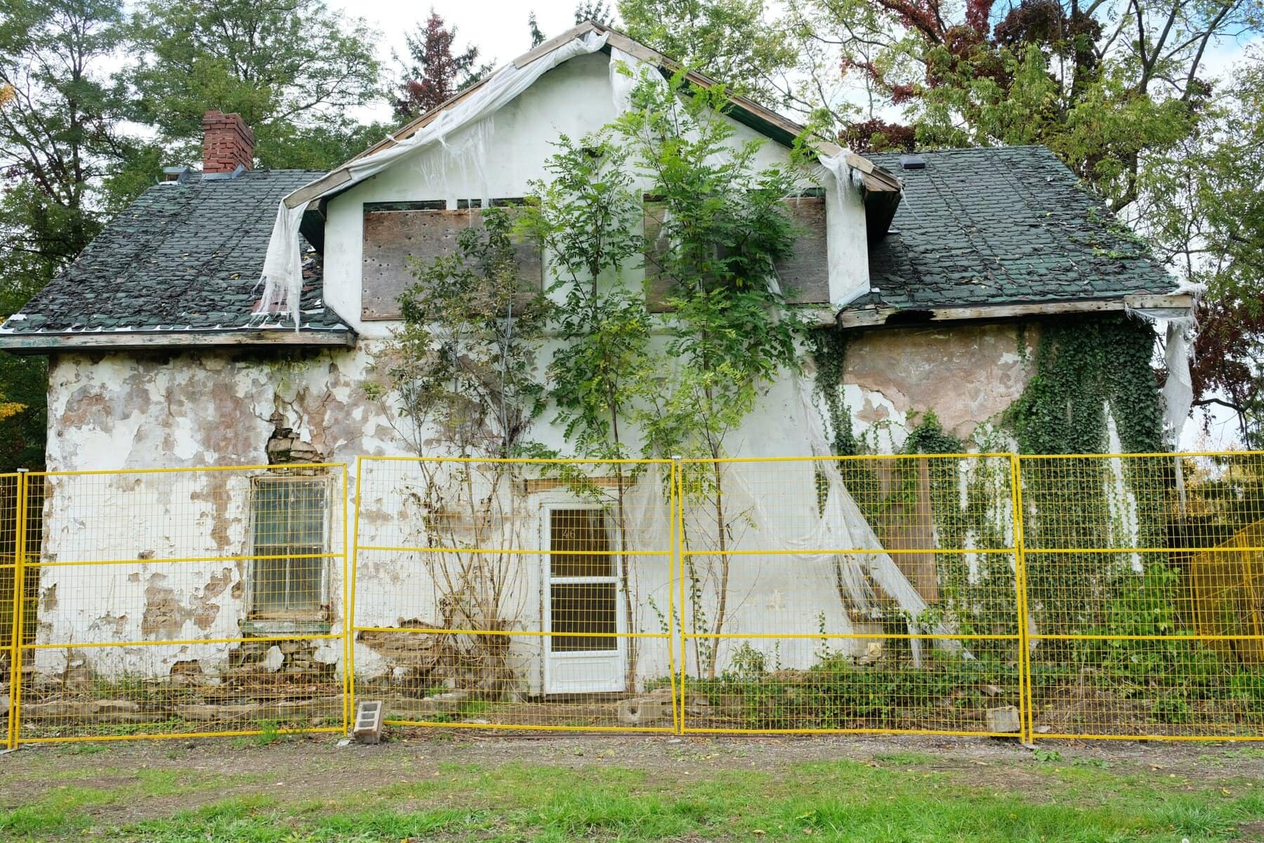 The state of the David Secord House, as captured by The Lake Report last year: the 226-year-old home is falling apart.