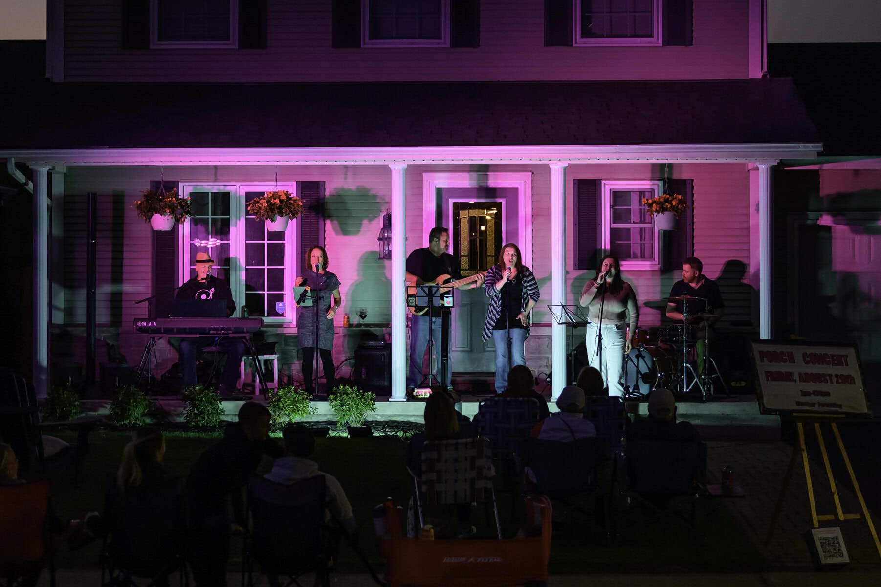 Members Mel Coté, Stacey MacIntyre and Aimée Claxton provided the vocals, while Donavon LeNabat played piano, Ross MacIntyre was on bass guitar and Robin Claxton was on the drums.