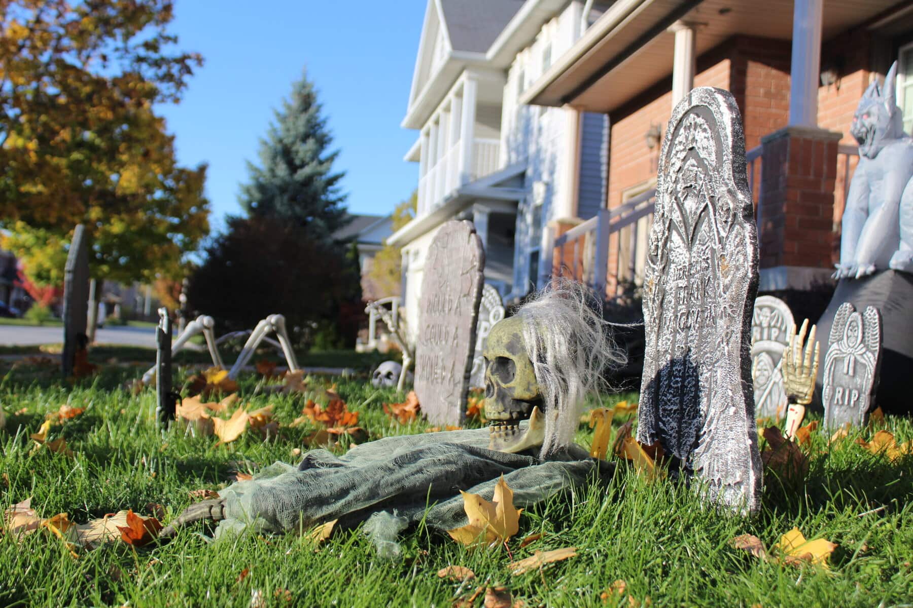 211 Wright Cres. in Niagara on the Green has turned into
a spooky graveyard. It’s one of several houses getting into
the holiday spirit in the neighbourhood.
