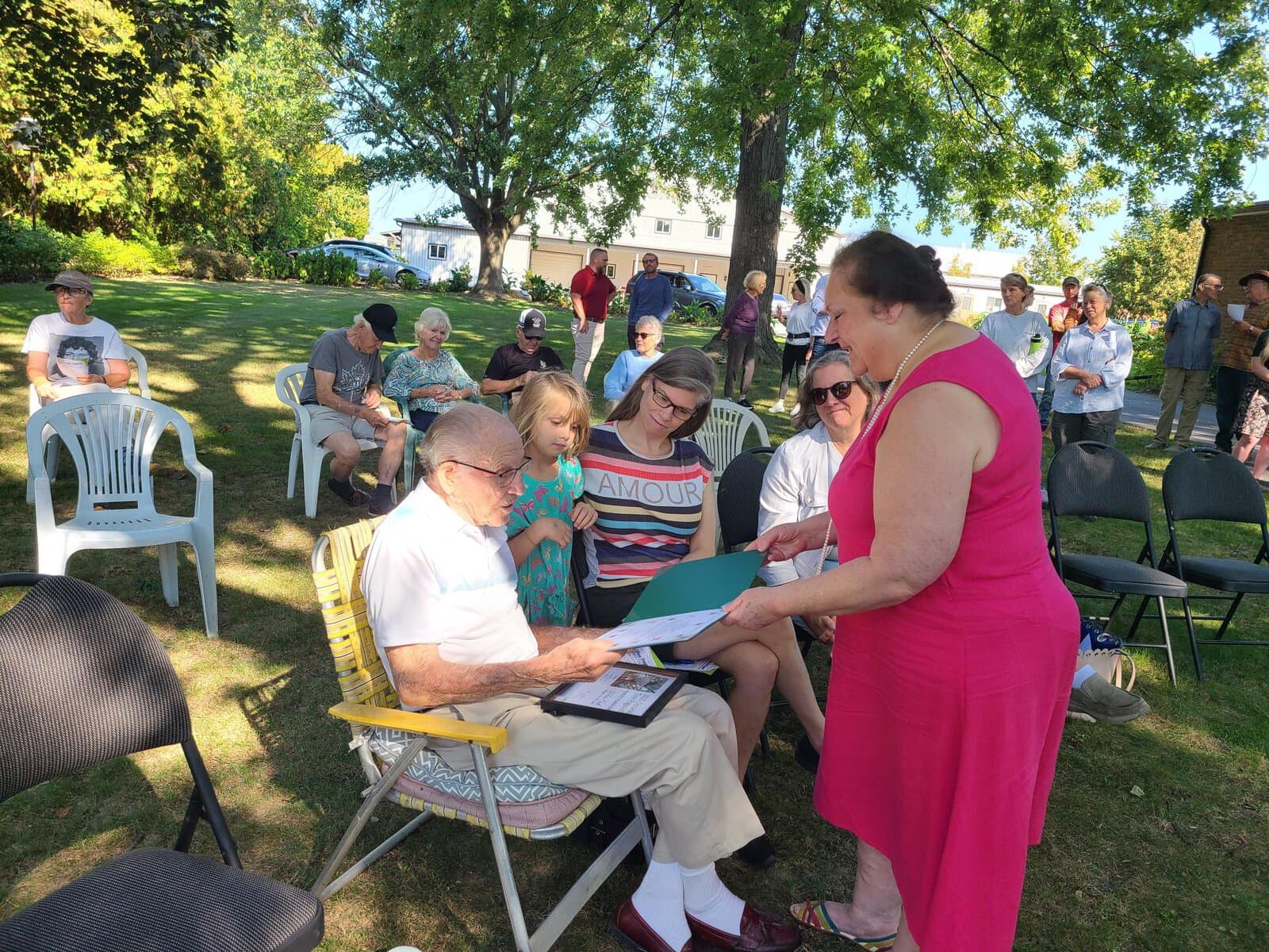 Sue Mingle presents Abe Epp with a certificate of recognition on behalf of MP Tony Baldinelli, honouring the Epp family’s long stewardship of Niagara-on-the-Lake’s historic oak. 