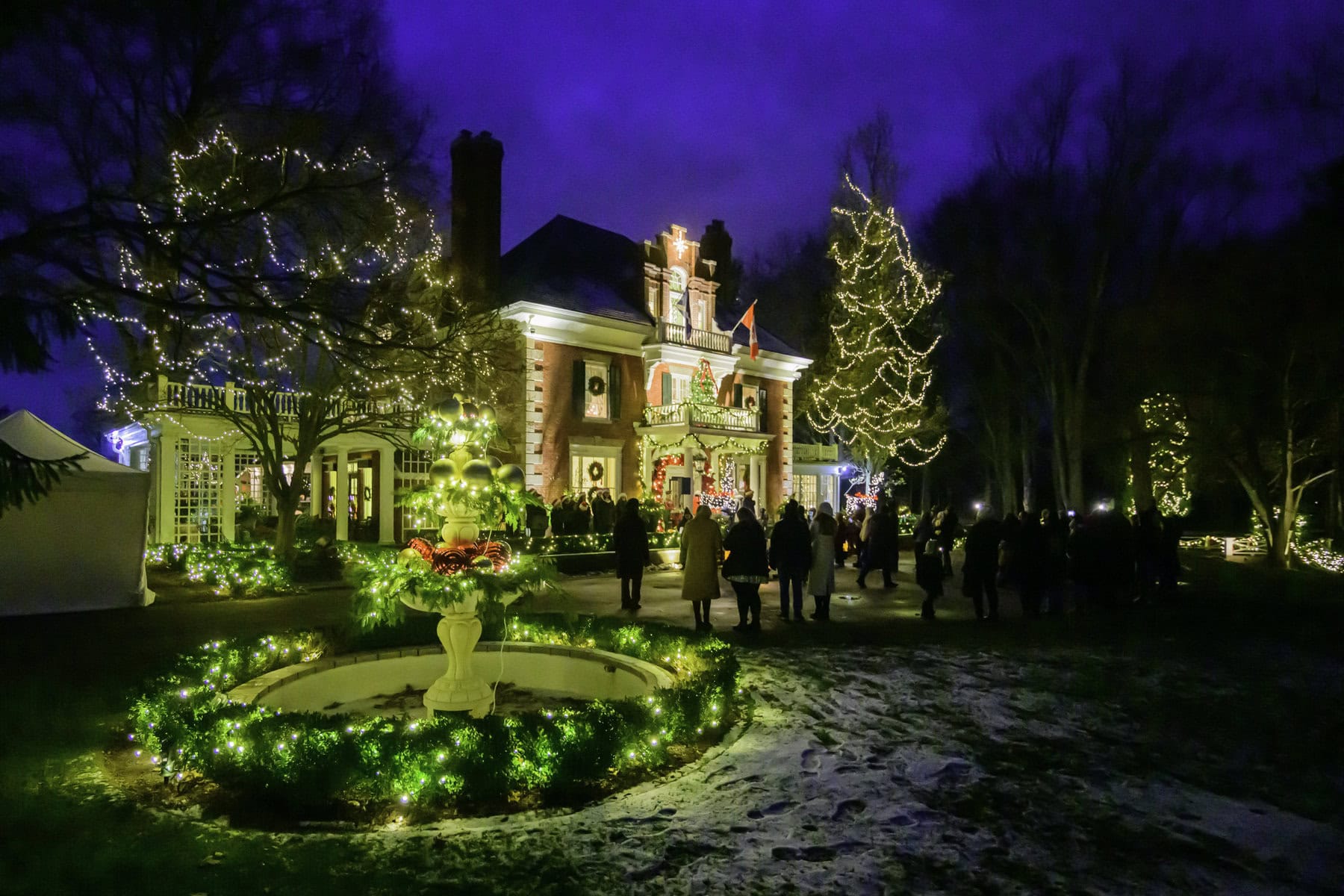 A highlight of the holiday season for many in Niagara-on-the-Lake is the Rotary Club’s tour of the McArthur Estate,
lavishly decorated by a close-knit team that includes the McArthurs.