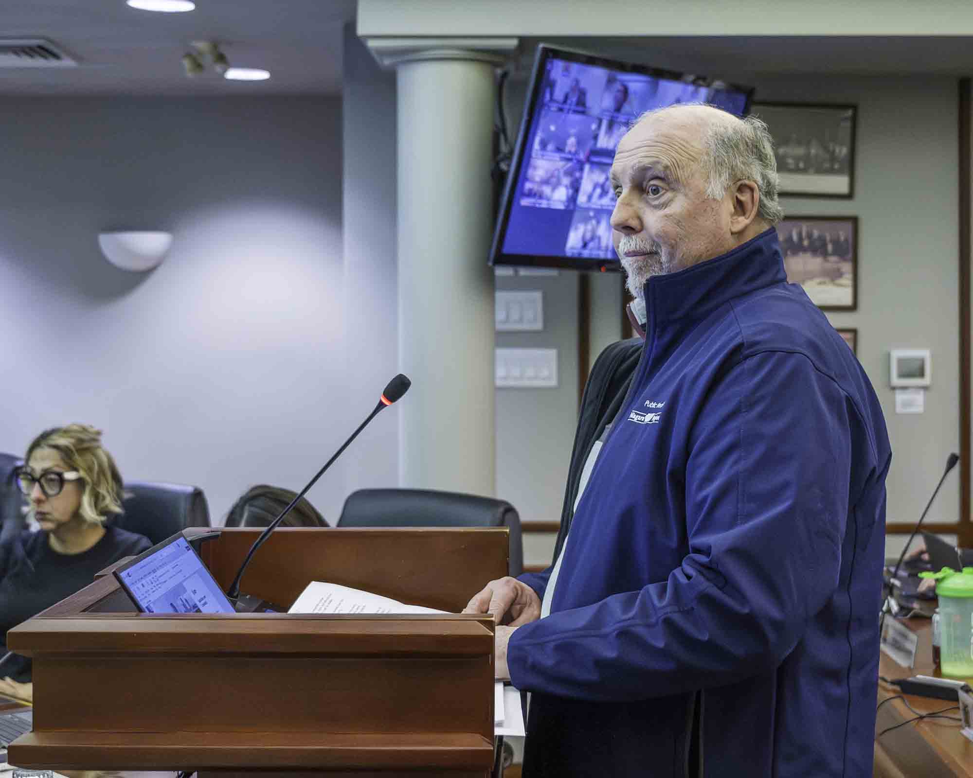 It was a tense Tuesday night at NOTL town hall as regional
chair Bob Gale took on pointed questions from Coun.
Erwin Wiens about the future of regional amalgamation.