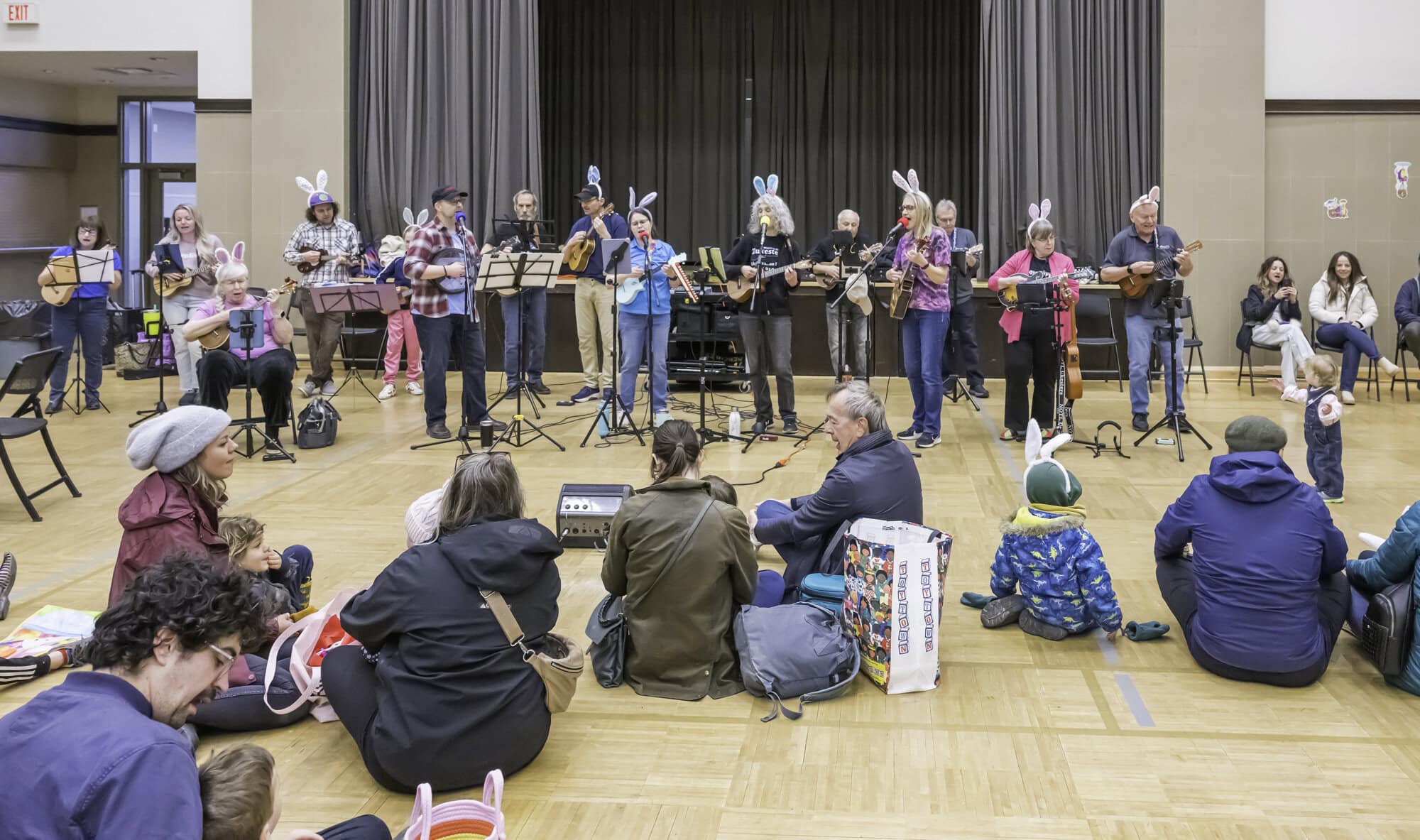 Inside the NOTL Community Centre, families enjoy music performed by the NOTL Ukesters.