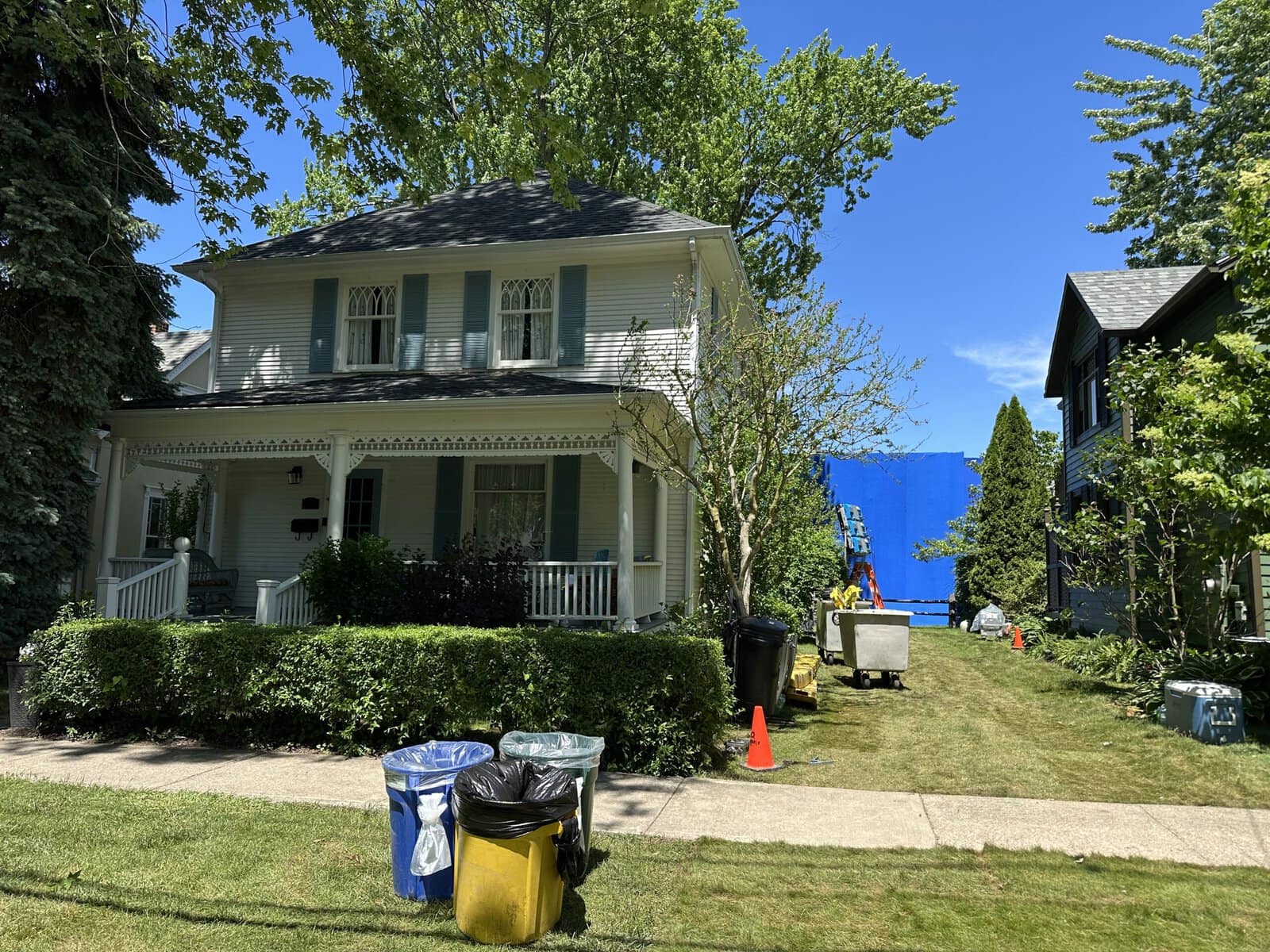 A massive blue screen and film equipment now fill the property next to Melanie Farquhar’s Johnson Street home as production continues on the Hollywood adaptation of “Beach Read.”
