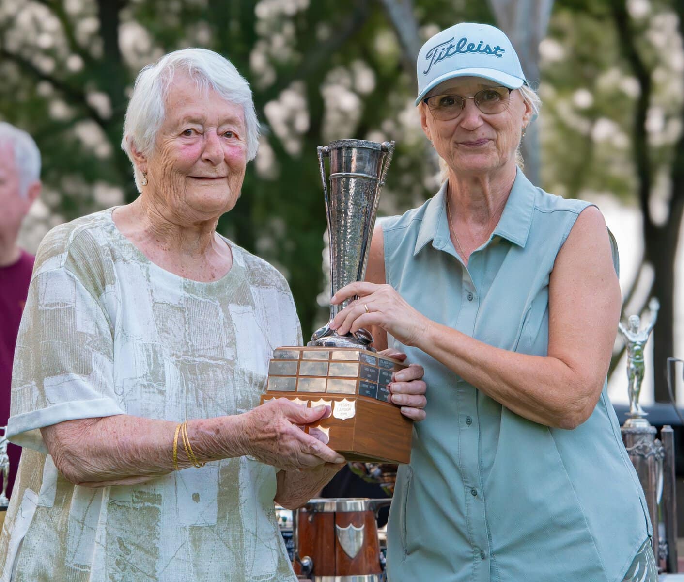 Barbara Ahluwalia presents women's D flight champion Caroline Cochrane with her trophy.