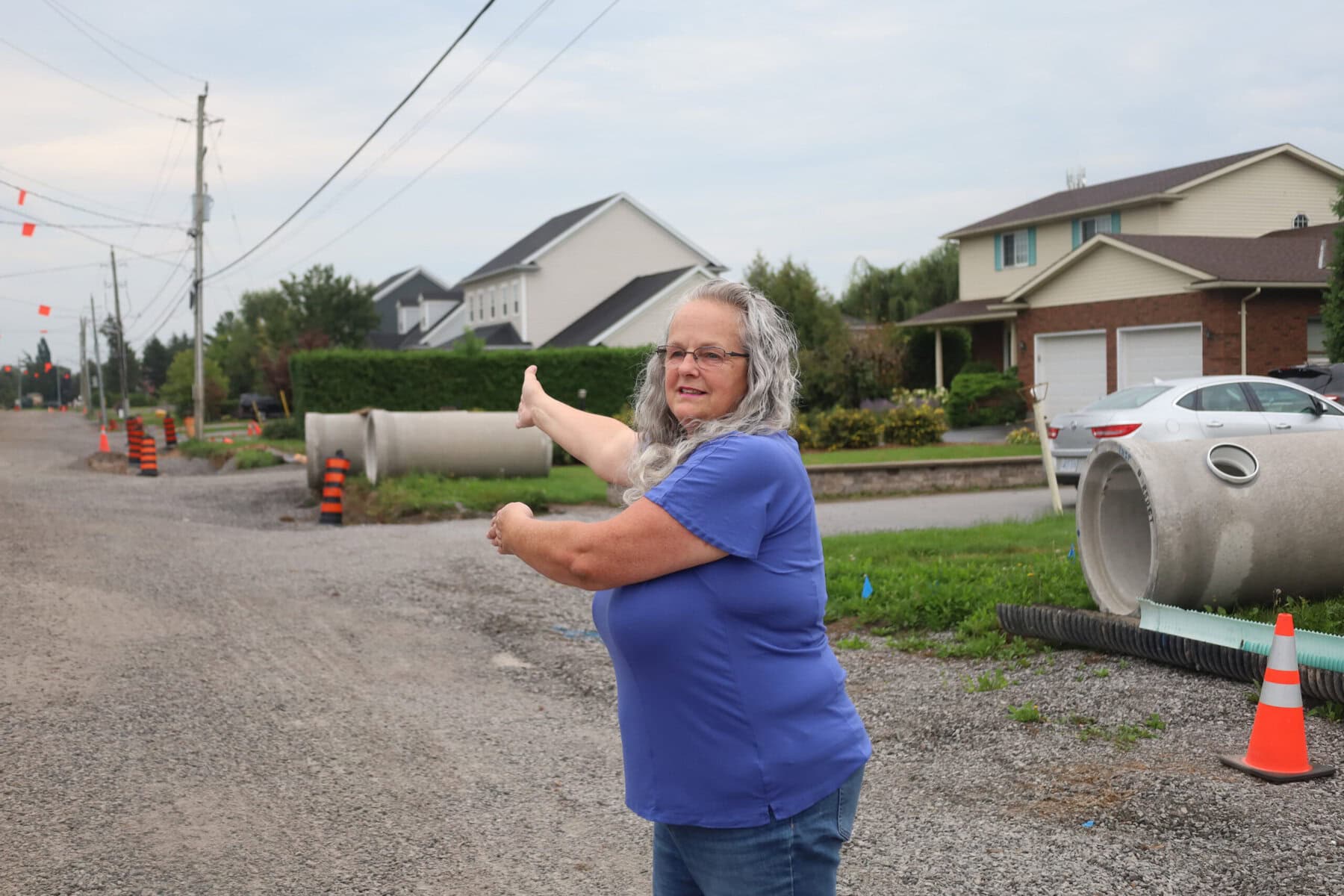 Tanya Rice points down Line 2 Road, where ongoing
construction has done little to ease her concerns about
speeding and traffi c safety behind Crossroads Public
School. Rice wants the speed limit lowered from 50 to 40
km/h and says the next council should push for stronger
traffi c-calming measures and enforcement. 