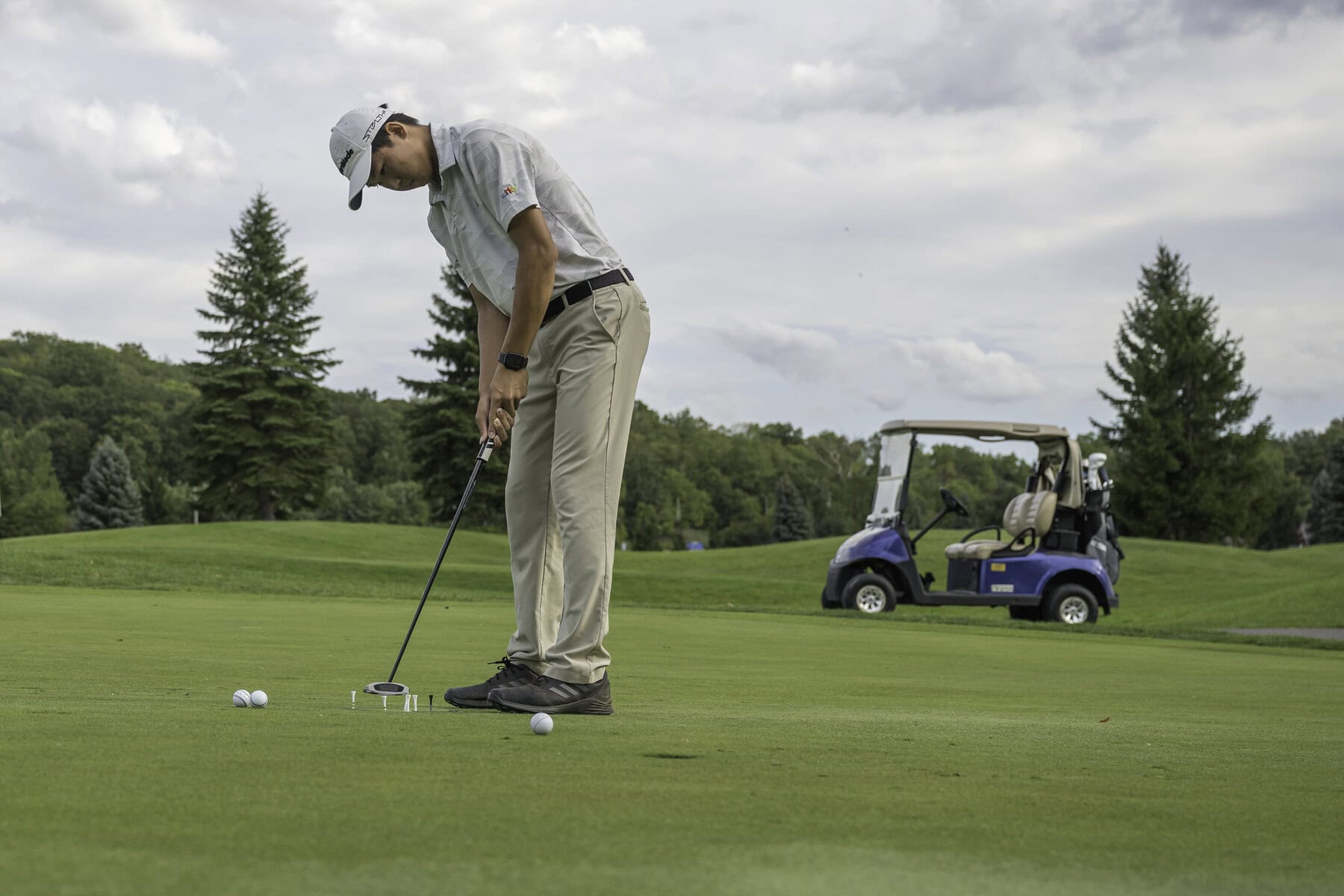 Kaige Zhu practises his putting. 
