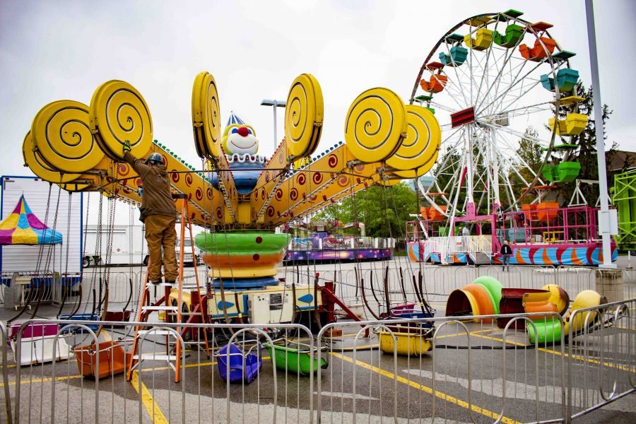 An_emmployee_of_Albion_Amusements_works_to_set_up_one_of_the_rides_for_the_Virgil_Stampede_starting_this_Saturday._Evan_Saunders