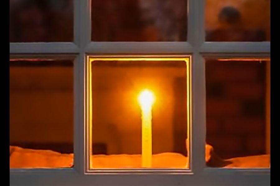 Candle_in_the_window