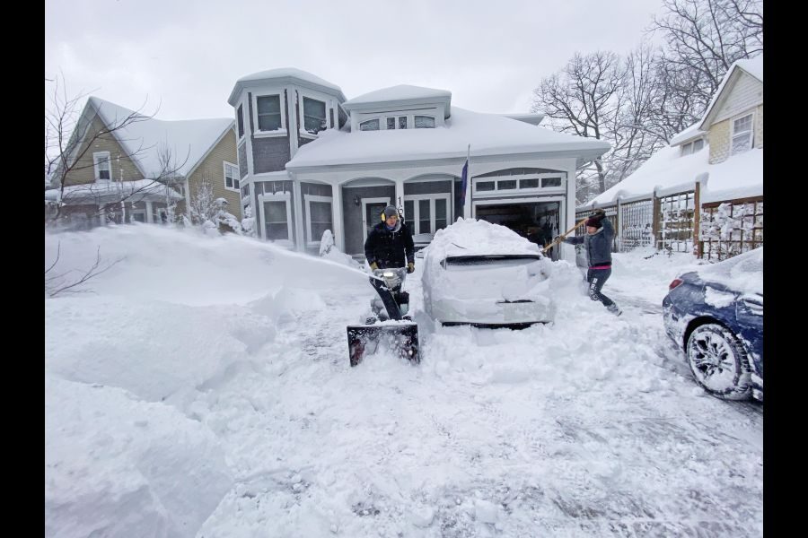 Joseph_Neufeld_uses_his_snowblower_and_his_sister_Sarah-Joy_has_a_shovel_to_dig_out_a_happy_resident_in_the_Chautauqua_neighbourhood._(Kevin_MacLean)