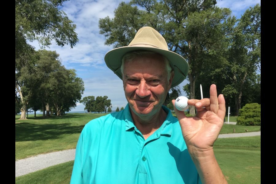 Larry_Mantle_with_his_hole_in_one_ball._Kevin_MacLeanNiagara_Now