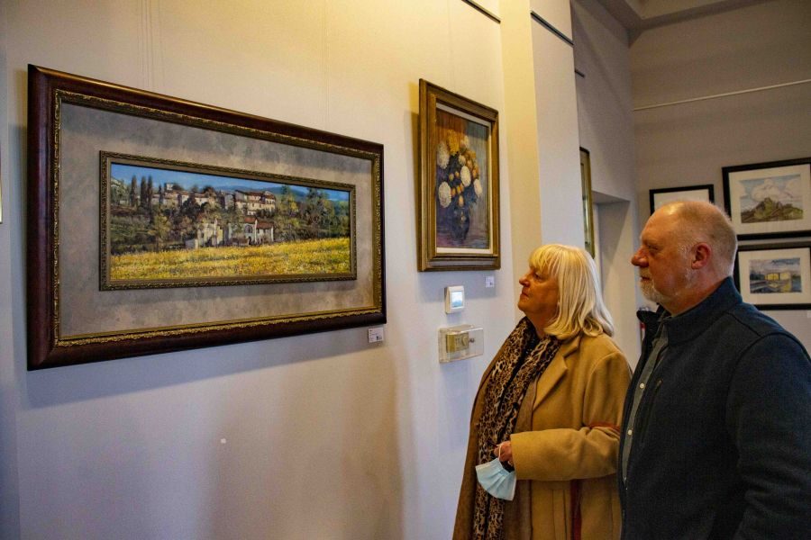 Liz_and_George_Bouwmeester_admire_some_of_the_art_on_display_at_the_Pumphouse_on_Saturday._Evan_Saunders_11