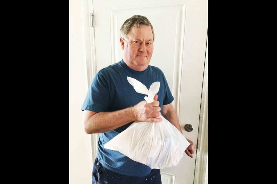 Robin_Jinchereau_and_his_wife_manage_to_produce_only_one_small_kitchen-size_garbage_bag_every_two_weeks._Gloria_Jinchereau_photo